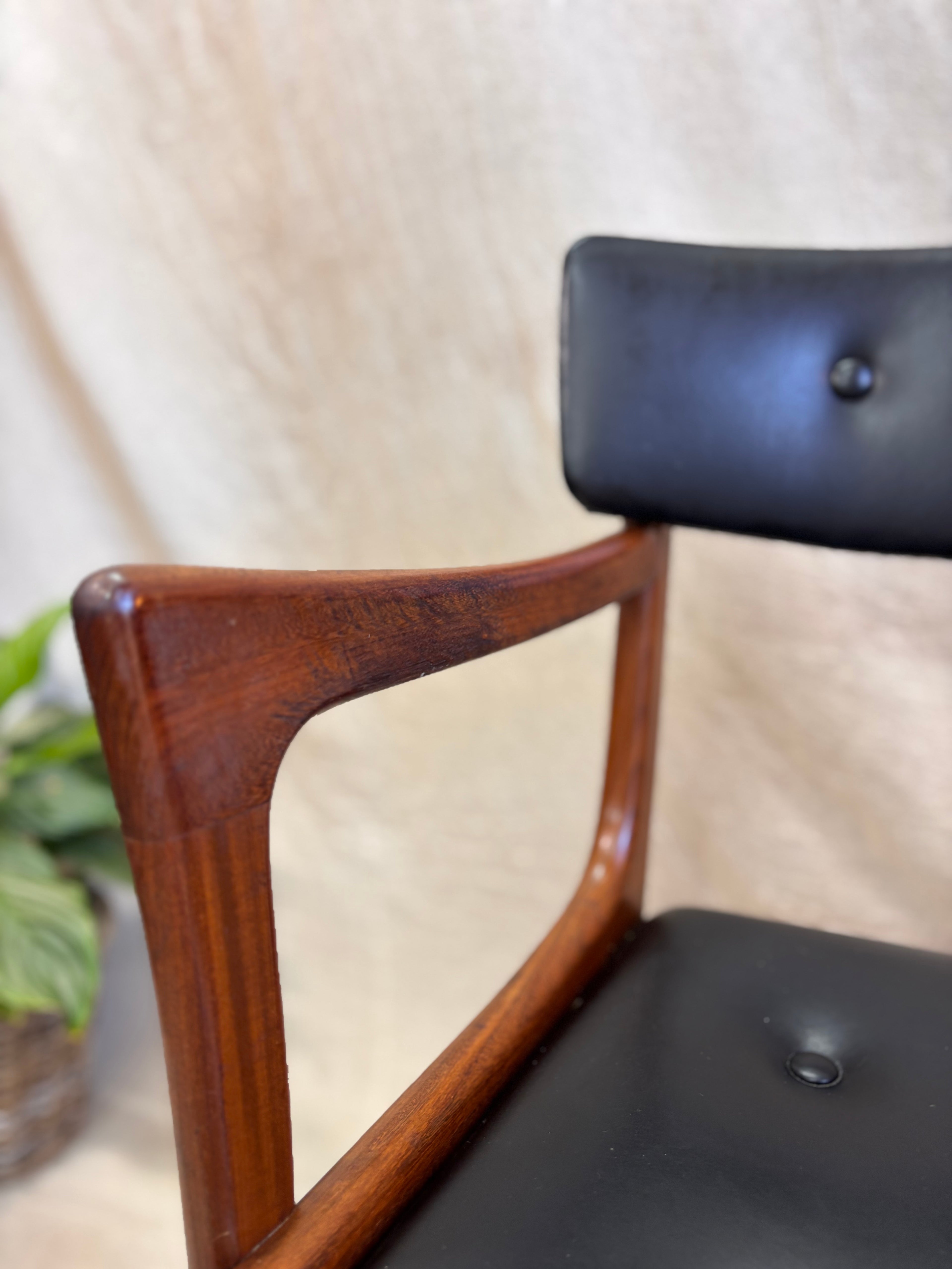 G Plan teak dining suite complete with an oval table and 6 sculptural chairs