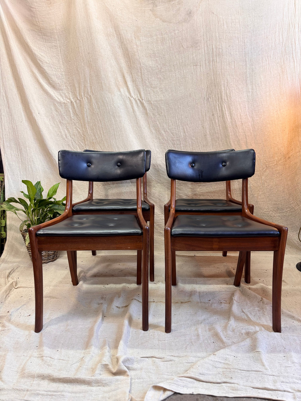 G Plan teak dining suite complete with an oval table and 6 sculptural chairs