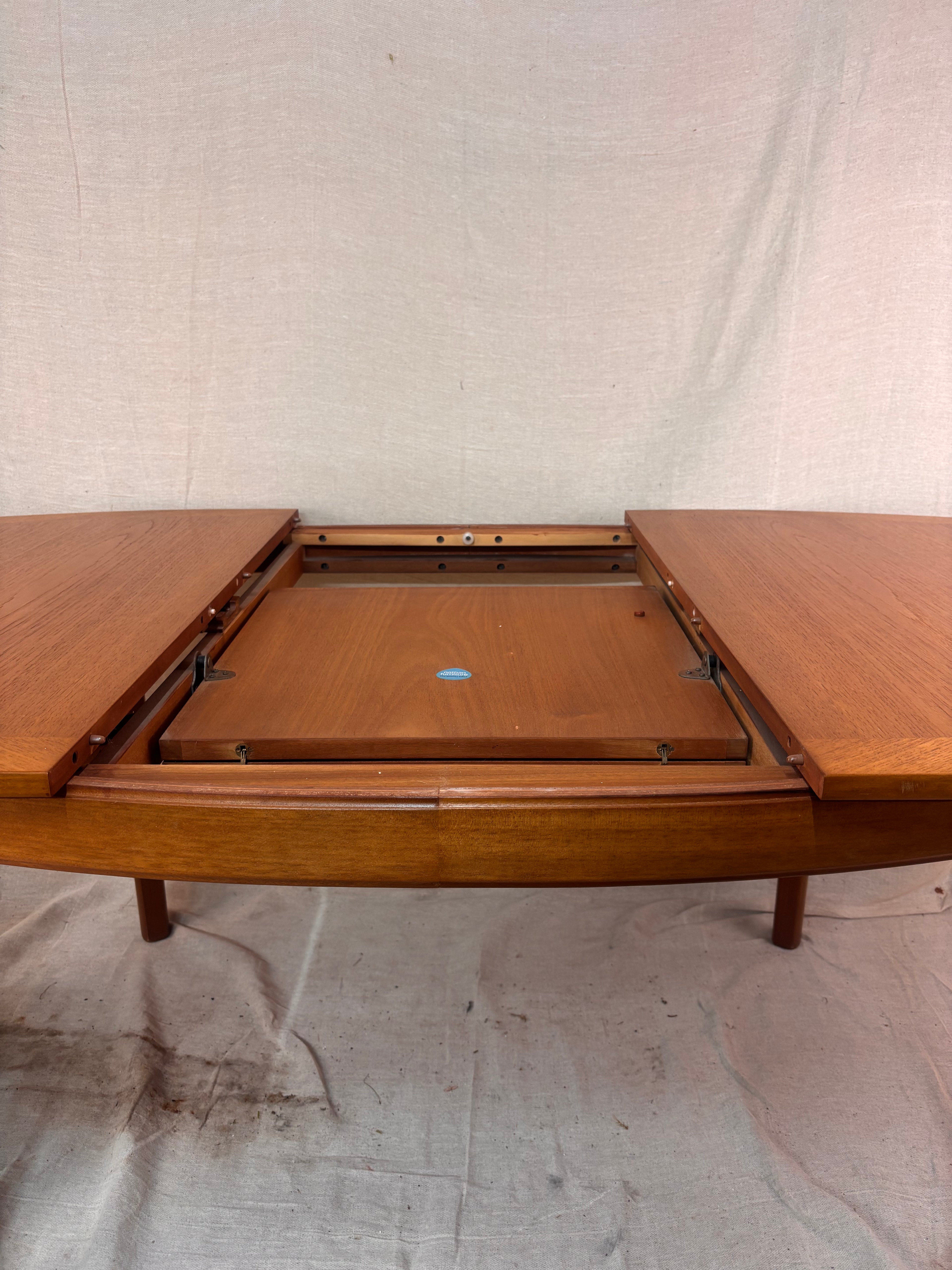 an extending dining table on a cloth background