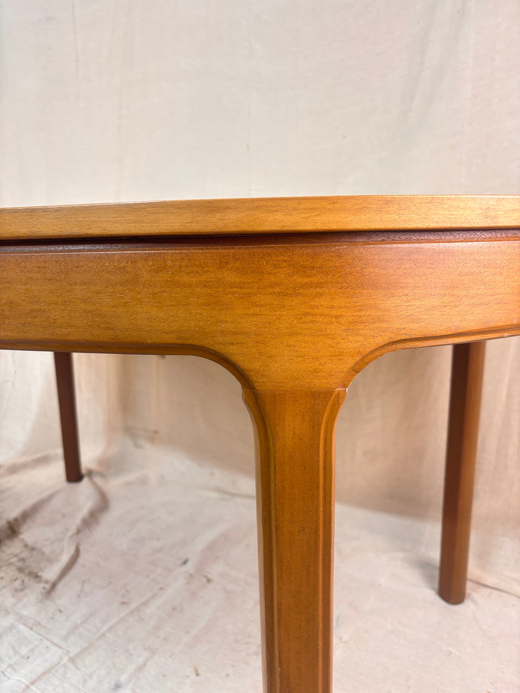curved leg detail on a wooden table 
