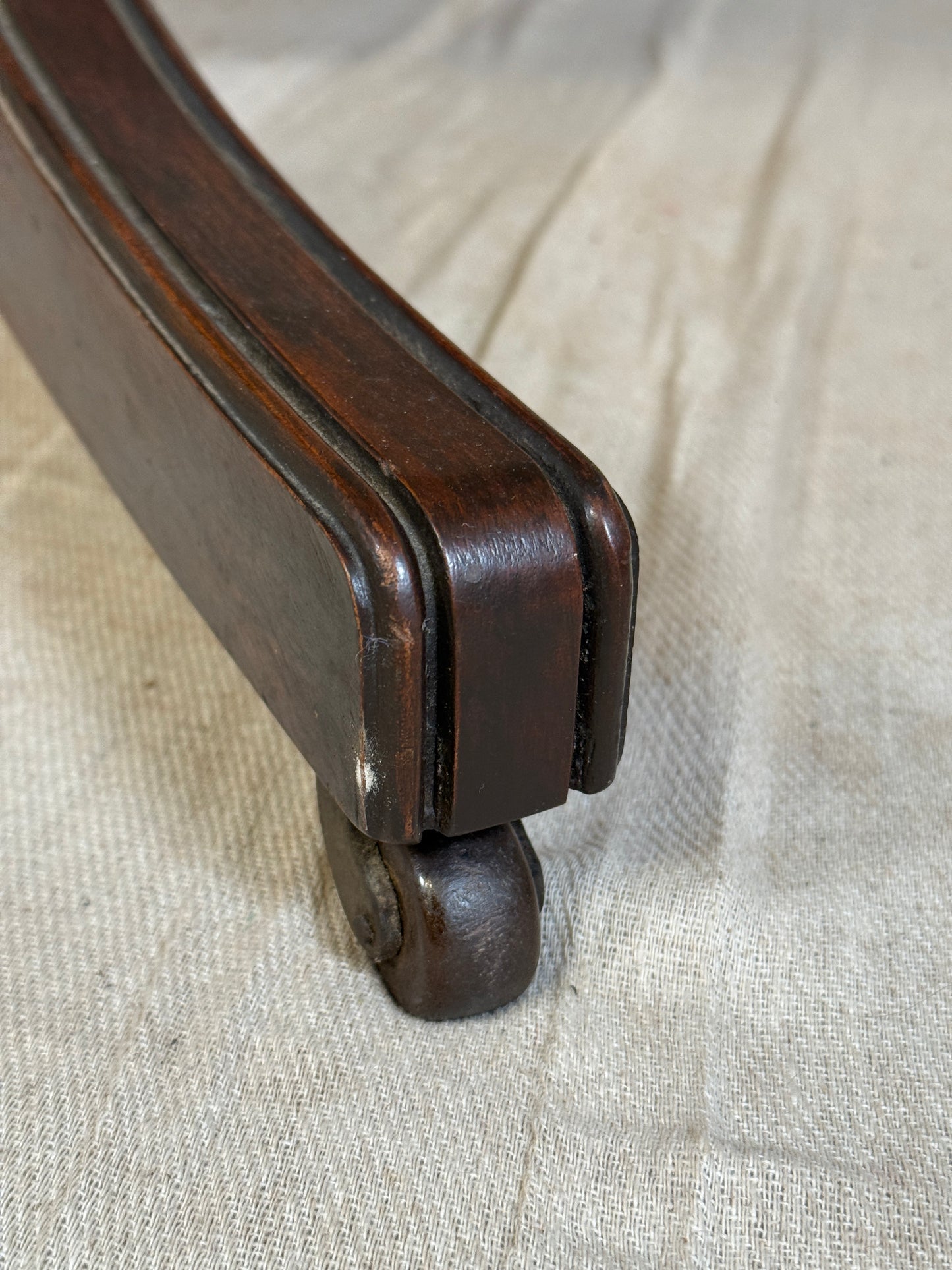 Oval Pedestal Breakfast Table castor